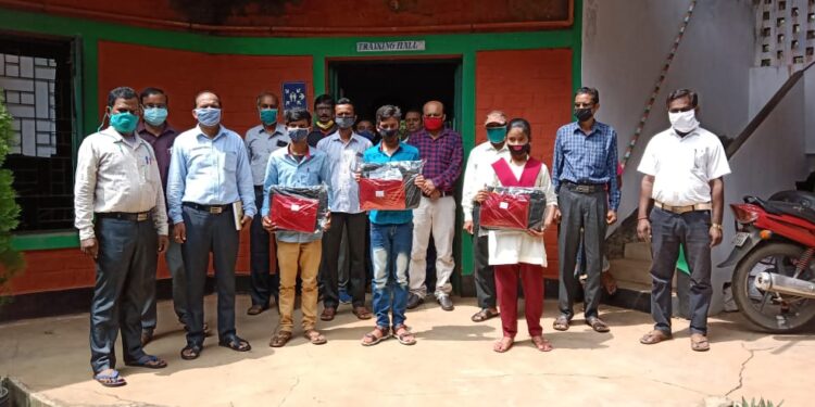 jamshedpur-rural-चाकुलिया में डीजी साथ कार्यक्रम को सफल बनाने में शिक्षकों और क्विज प्रतियोगिता के प्रथम, दूसरे व तृतीय स्थान पाने वाले विद्यार्थियों को बीईओ ने किया सम्मानित