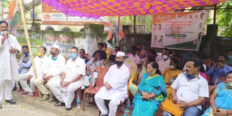 west-singhbhum-गांधी-शास्त्री की जयंती पर कृषि बिल 2020 के विरोध में कांग्रेसियों ने दिया धरना west-singhbhum-गांधी-शास्त्री की जयंती पर कृषि बिल 2020 के विरोध में कांग्रेसियों ने दिया धरना