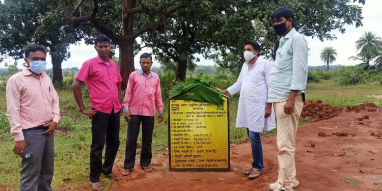 jamshedpur-rural-बनकाटी में विधायक समीर महंती ने आंगनबाड़ी केन्द्र भवन का किया शिलान्यास, योजना को पूर्ण कराने में ग्राणीण करें सहयोग