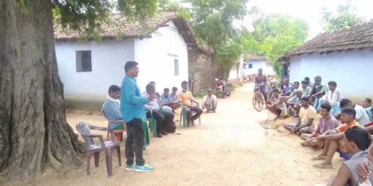 west-singhbhum-तांतनगर के जाऊबेड़ा में ग्रामीणों के साथ युवा कांग्रेस ने की बैठक, कहा-आवेदन देने के बावजूद एक साल से हाथी प्रभावितों को नहीं मिला मुआवजा west-singhbhum-तांतनगर के जाऊबेड़ा में ग्रामीणों के साथ युवा कांग्रेस ने की बैठक, कहा-आवेदन देने के बावजूद एक साल से हाथी प्रभावितों को नहीं मिला मुआवजा