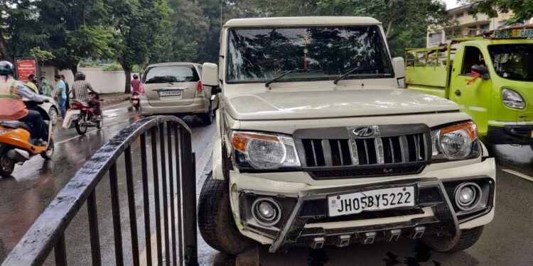 jamshedpur-road-accident-जेआरडी टाटा स्पोटर्स काम्पलेक्स के पास डिवाइडर से टकराई कार, तीन गाड़ियां क्षतिग्रस्त, कोई हताहत नहीं jamshedpur-road-accident-जेआरडी टाटा स्पोटर्स काम्पलेक्स के पास डिवाइडर से टकराई कार, तीन गाड़ियां क्षतिग्रस्त, कोई हताहत नहीं