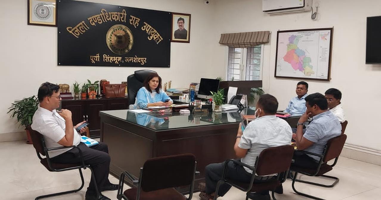 Jamshedpur dc review डीसी ने की भूअर्जन विभाग की समीक्षा बैठक, लंबित