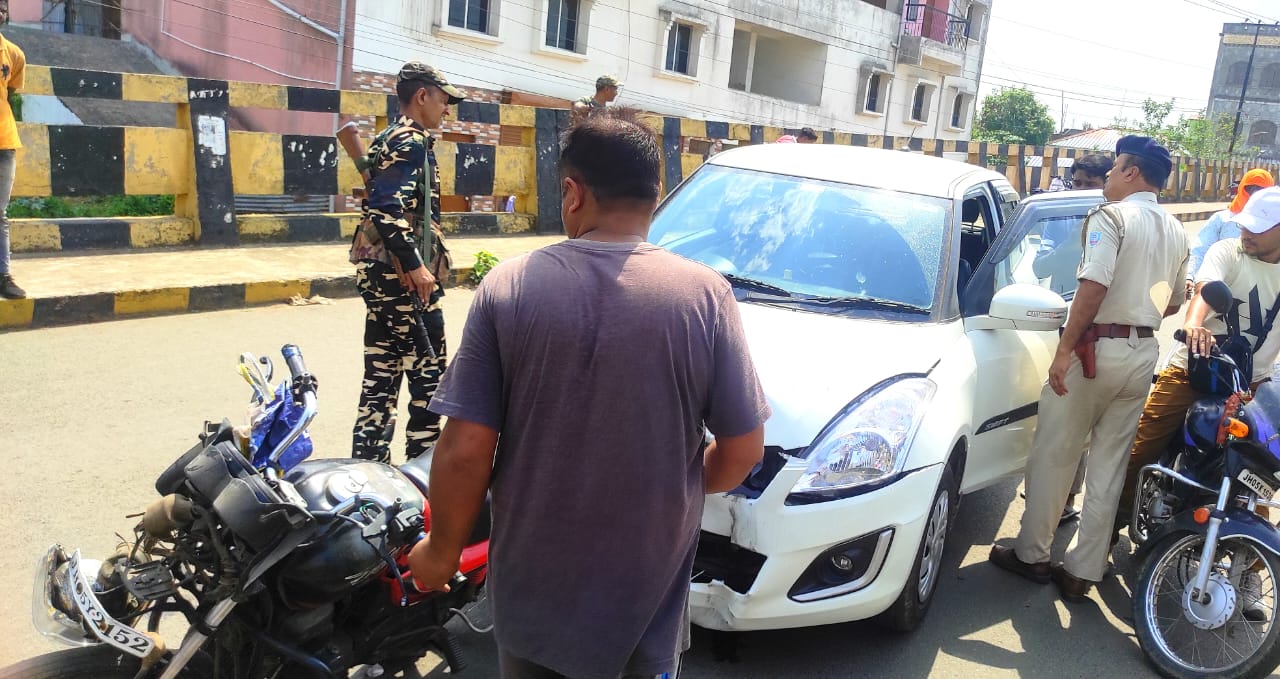 Jamshedpur rural accidentघाटशिला में तेज रफ्तार गाड़ी ने बाइक को मारी टक्कर, पुलिस पहुंची