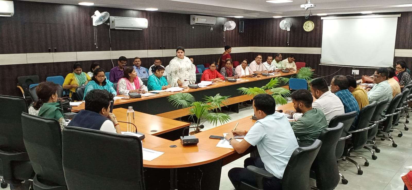 jamshedpur dc meeting जमशेदपुर उपायुक्त ने की अहम बैठक, सावित्रीबाई