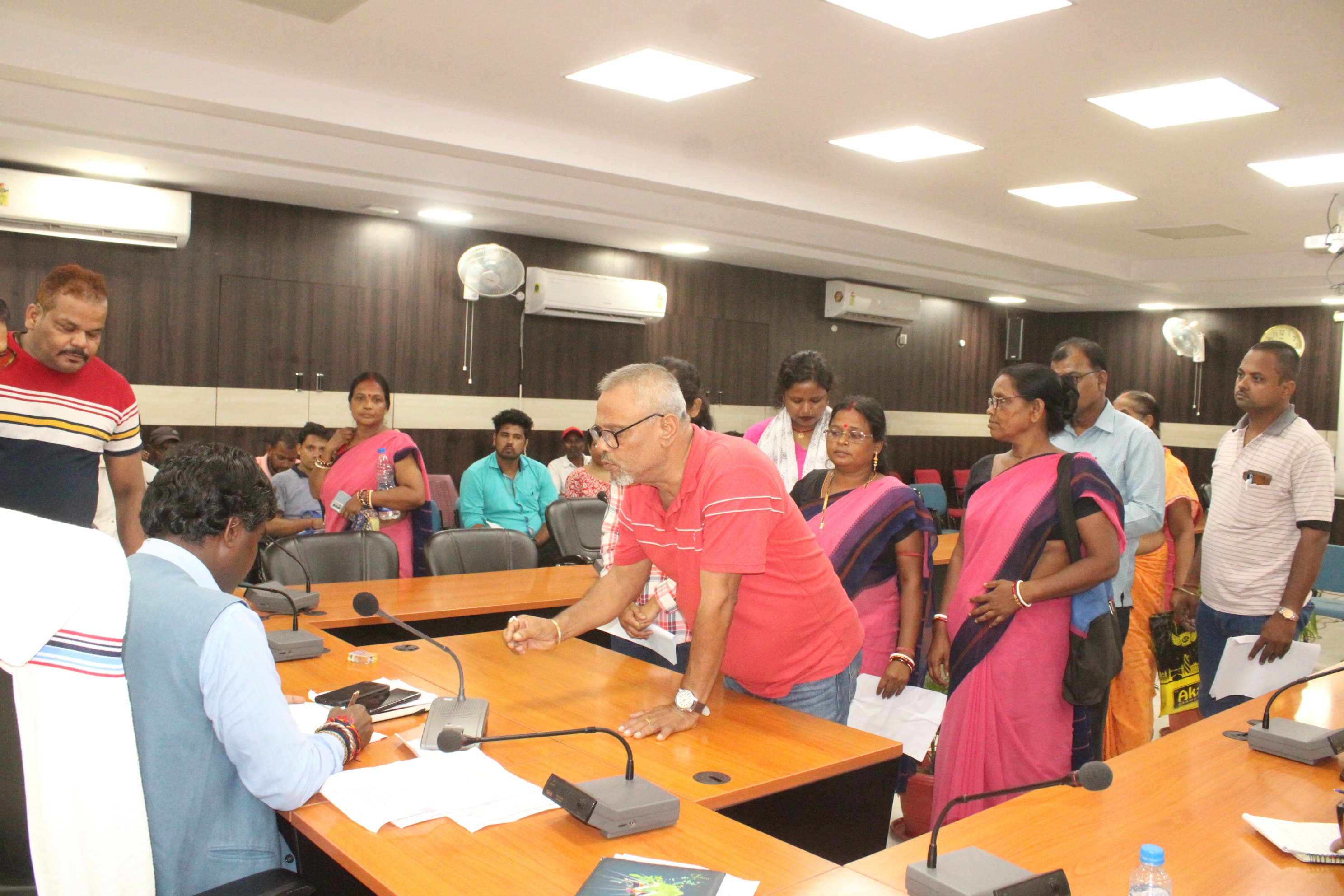 jamshedpur dc action जमशेदपुर के इस गांव में ग्रामीणों ने ग्रामीण को