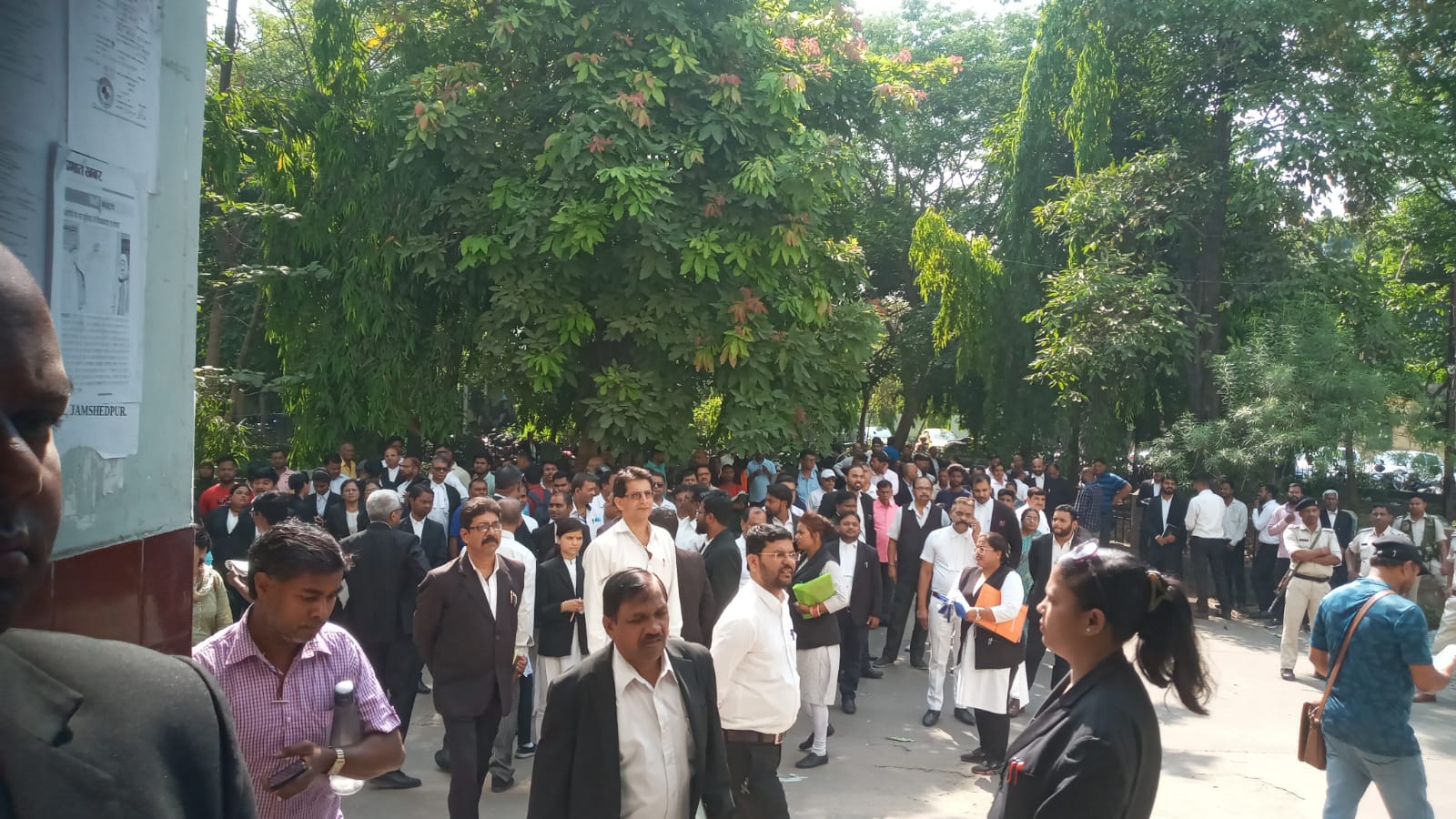 Jamshedpur court strike जमशेदपुर कोर्ट परिसर में वकीलों का हंगामा