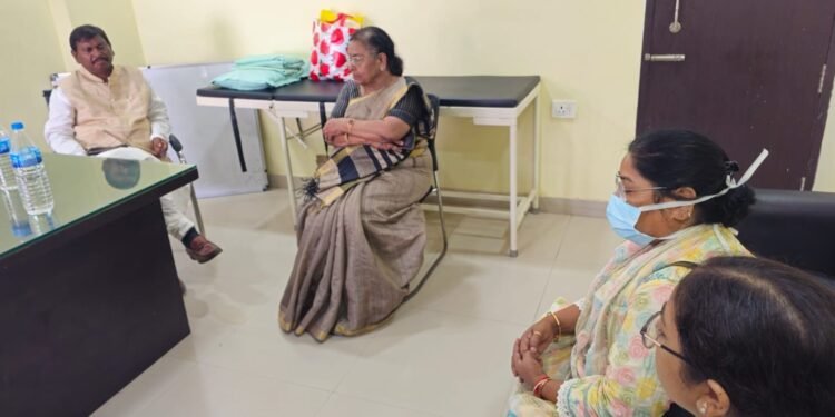 jharkhand cm mother in hospital : झारखंड के मुख्यमंत्री हेमंत सोरेन की मां का अस्पताल में चल रहा इलाज, पूर्व केंद्रीय मंत्री अर्जुन मुंडा ने अस्पताल में रूपी सोरेन से की मुलाकात jharkhand cm mother in hospital : झारखंड के मुख्यमंत्री हेमंत सोरेन की मां का अस्पताल में चल रहा इलाज, पूर्व केंद्रीय मंत्री अर्जुन मुंडा ने अस्पताल में रूपी सोरेन से की मुलाकात