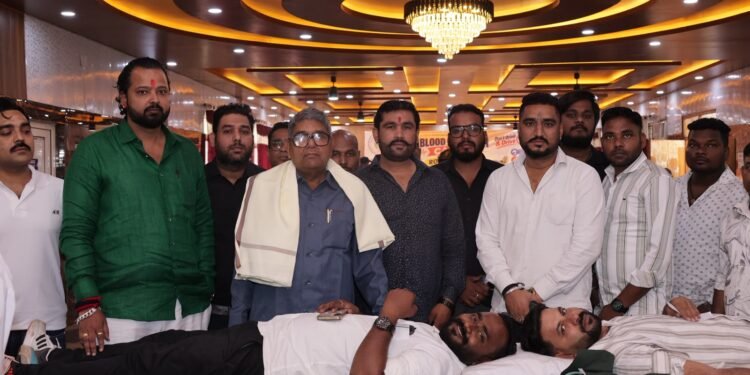 jamshedpur EYA foundation : सड़क सुरक्षा के संदेश के साथ इया फाउंडेशन का 12वां रक्तदान शिविर, रक्तदाताओं को दिये गये हेलमेट, दिखा रक्तदान को लेकर उत्साह