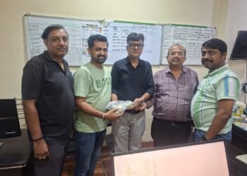 Singhbhum Chamber: सिंहभूम चैंबर ने गोलमुरी बाजार में 2.50 लाख के सिक्के का किया वितरण, कारोबारियों को होगी सहूलियत Singhbhum Chamber: सिंहभूम चैंबर ने गोलमुरी बाजार में 2.50 लाख के सिक्के का किया वितरण, कारोबारियों को होगी सहूलियत
