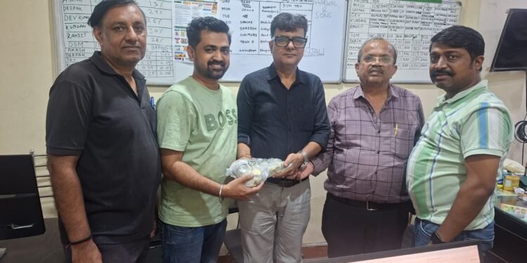 Singhbhum Chamber: सिंहभूम चैंबर ने गोलमुरी बाजार में 2.50 लाख के सिक्के का किया वितरण, कारोबारियों को होगी सहूलियत