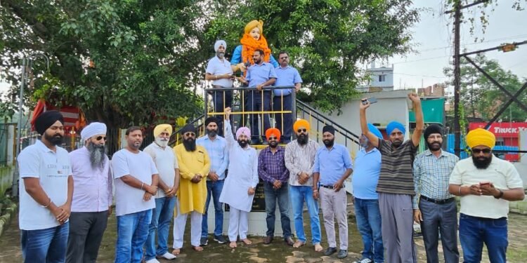 jamshedpur bhagat singh shradhanjali sabha : शहीद भगत सिंह की 119वीं जयंती पर जेम्को में श्रद्धांजलि सभा, भारत माता की जय और इंकलाब जिंदाबाद के नारों से गूंजा भगत सिंह शहीद चौक jamshedpur bhagat singh shradhanjali sabha : शहीद भगत सिंह की 119वीं जयंती पर जेम्को में श्रद्धांजलि सभा, भारत माता की जय और इंकलाब जिंदाबाद के नारों से गूंजा भगत सिंह शहीद चौक