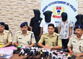 jamshedpur police action-जमशेदपुर पुलिस ने लॉटरी व जुआ के खिलाफ की कार्रवाई, साकची पुलिस ने तीन आरोपियों को किया गिरफ्तार, लॉटरी व जुआ से संबंधित सामान व 2510 रुपये नकद जब्त, सीतारामडेरा से एक पकड़ाया, देखिए video jamshedpur police action-जमशेदपुर पुलिस ने लॉटरी व जुआ के खिलाफ की कार्रवाई, साकची पुलिस ने तीन आरोपियों को किया गिरफ्तार, लॉटरी व जुआ से संबंधित सामान व 2510 रुपये नकद जब्त, सीतारामडेरा से एक पकड़ाया, देखिए video