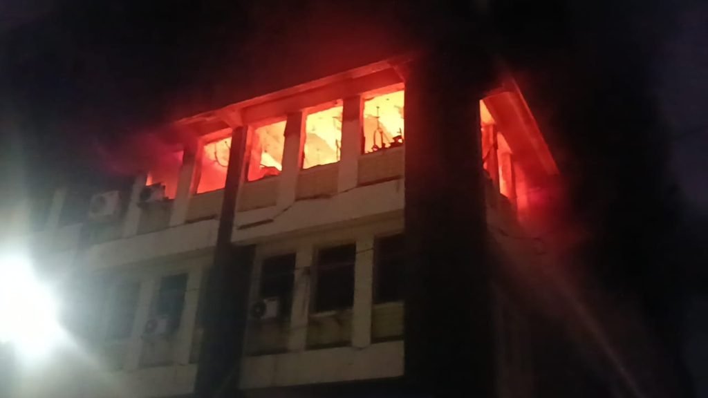 Jamshedpur lic building fire breaking : बिष्टुपुर के एलआईसी बिल्डिंग में देर रात लगी भीषण आग, भारी नुकसान, देखिये – video Jamshedpur lic building fire breaking : बिष्टुपुर के एलआईसी बिल्डिंग में देर रात लगी भीषण आग, भारी नुकसान, देखिये – video