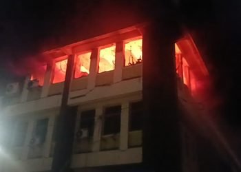 Jamshedpur lic building fire breaking : बिष्टुपुर के एलआईसी बिल्डिंग में देर रात लगी भीषण आग, भारी नुकसान, देखिये – video Jamshedpur lic building fire breaking : बिष्टुपुर के एलआईसी बिल्डिंग में देर रात लगी भीषण आग, भारी नुकसान, देखिये – video