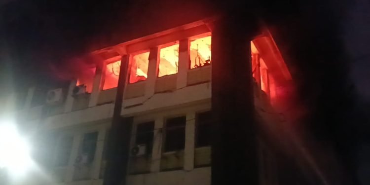 Jamshedpur lic building fire breaking : बिष्टुपुर के एलआईसी बिल्डिंग में देर रात लगी भीषण आग, भारी नुकसान, देखिये – video Jamshedpur lic building fire breaking : बिष्टुपुर के एलआईसी बिल्डिंग में देर रात लगी भीषण आग, भारी नुकसान, देखिये – video