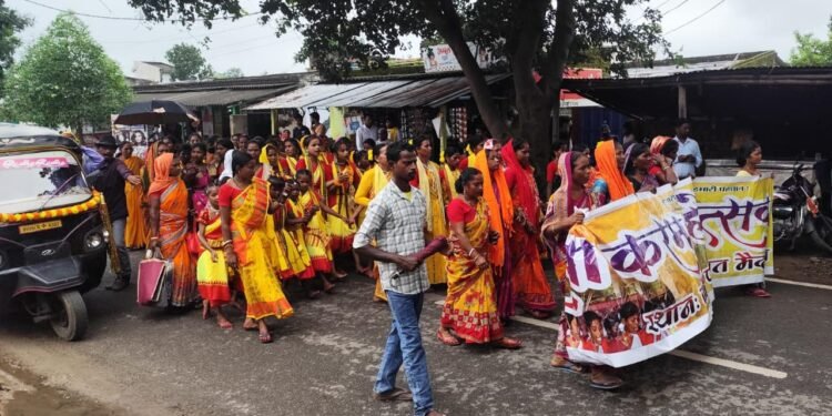 Jamshedpur rural-करम गीतों पर झूमे ग्रामीण, निलचीगढ़िया दल ने जीता खिताब,गालूडीह से उड़ियागोड़ा तक निकला जुलूस, झुमुर कलाकारों ने बांधा समां, देखिए video Jamshedpur rural-करम गीतों पर झूमे ग्रामीण, निलचीगढ़िया दल ने जीता खिताब,गालूडीह से उड़ियागोड़ा तक निकला जुलूस, झुमुर कलाकारों ने बांधा समां, देखिए video