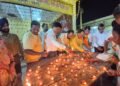 jamshedpur bjp- बिष्टुपुर राम मंदिर परिसर में ‘आशीर्वाद का दीया’ कार्यक्रम आयोजित, 101 दीये जलाए गए, सांसद विद्युत वरण रहे मौजूद jamshedpur bjp- बिष्टुपुर राम मंदिर परिसर में ‘आशीर्वाद का दीया’ कार्यक्रम आयोजित, 101 दीये जलाए गए, सांसद विद्युत वरण रहे मौजूद