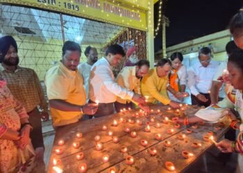 jamshedpur bjp- बिष्टुपुर राम मंदिर परिसर में ‘आशीर्वाद का दीया’ कार्यक्रम आयोजित, 101 दीये जलाए गए, सांसद विद्युत वरण रहे मौजूद jamshedpur bjp- बिष्टुपुर राम मंदिर परिसर में ‘आशीर्वाद का दीया’ कार्यक्रम आयोजित, 101 दीये जलाए गए, सांसद विद्युत वरण रहे मौजूद