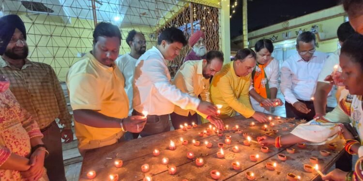 jamshedpur bjp- बिष्टुपुर राम मंदिर परिसर में ‘आशीर्वाद का दीया’ कार्यक्रम आयोजित, 101 दीये जलाए गए, सांसद विद्युत वरण रहे मौजूद
