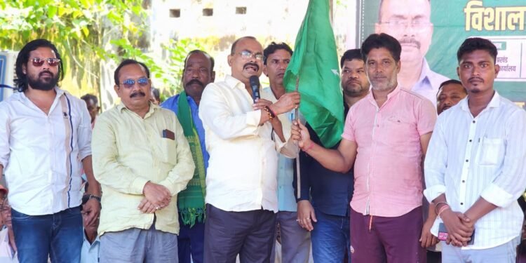jamshedpur jmm- बोड़ाम में भाजपा को झटका, पूर्व भाजपा मंडल अध्यक्ष परेश दत्त झामुमो में हुए शामिल, विधायक ने किया स्वागत
