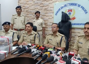 jamshedpur police action- बागबेड़ा पुलिस को मिली कामयाबी, हथियार व गांजा की खरीद- बिक्री के आरोपी ‘लेदा’ को धर दबोचा, 1.428 किलो गांजा, देसी कट्टा, जिंदा कारतूस व 10 हजार नकदी बरामद, देखिए video jamshedpur police action- बागबेड़ा पुलिस को मिली कामयाबी, हथियार व गांजा की खरीद- बिक्री के आरोपी ‘लेदा’ को धर दबोचा, 1.428 किलो गांजा, देसी कट्टा, जिंदा कारतूस व 10 हजार नकदी बरामद, देखिए video