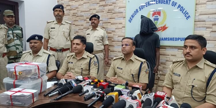 jamshedpur police action- बागबेड़ा पुलिस को मिली कामयाबी, हथियार व गांजा की खरीद- बिक्री के आरोपी ‘लेदा’ को धर दबोचा, 1.428 किलो गांजा, देसी कट्टा, जिंदा कारतूस व 10 हजार नकदी बरामद, देखिए video jamshedpur police action- बागबेड़ा पुलिस को मिली कामयाबी, हथियार व गांजा की खरीद- बिक्री के आरोपी ‘लेदा’ को धर दबोचा, 1.428 किलो गांजा, देसी कट्टा, जिंदा कारतूस व 10 हजार नकदी बरामद, देखिए video