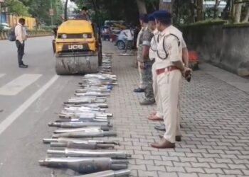jamshedpur traffic police action – मॉडिफाइड साइलेंसर के खिलाफ ट्रैफिक पुलिस ने की कार्रवाई, 102 मॉडिफाइड साइलेंसर जब्त, रोलर चलाकर किया नष्ट, चालकों से वसूला गया जुर्माना, देखिए video jamshedpur traffic police action – मॉडिफाइड साइलेंसर के खिलाफ ट्रैफिक पुलिस ने की कार्रवाई, 102 मॉडिफाइड साइलेंसर जब्त, रोलर चलाकर किया नष्ट, चालकों से वसूला गया जुर्माना, देखिए video
