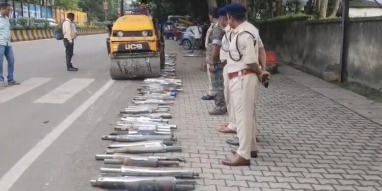 jamshedpur traffic police action – मॉडिफाइड साइलेंसर के खिलाफ ट्रैफिक पुलिस ने की कार्रवाई, 102 मॉडिफाइड साइलेंसर जब्त, रोलर चलाकर किया नष्ट, चालकों से वसूला गया जुर्माना, देखिए video jamshedpur traffic police action – मॉडिफाइड साइलेंसर के खिलाफ ट्रैफिक पुलिस ने की कार्रवाई, 102 मॉडिफाइड साइलेंसर जब्त, रोलर चलाकर किया नष्ट, चालकों से वसूला गया जुर्माना, देखिए video
