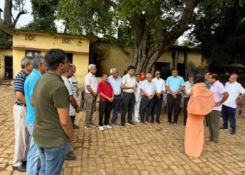 jamshedpur kaliadih gaushala-कालियाडीह गौशाला पहुंचे संत ग्वाल श्री जी महाराज, बोले- “गौसेवा की यह सुदृढ़ व्यवस्था अनुकरणीय”, अपने हाथों से गौवंश को खिलाई हरी सब्जियां, फल और गुड़, सेवा व्यवस्था का लिया जायजा, 7 दिनों के लिए विशेषज्ञ प्रशिक्षक भेजने की घोषणा jamshedpur kaliadih gaushala-कालियाडीह गौशाला पहुंचे संत ग्वाल श्री जी महाराज, बोले- “गौसेवा की यह सुदृढ़ व्यवस्था अनुकरणीय”, अपने हाथों से गौवंश को खिलाई हरी सब्जियां, फल और गुड़, सेवा व्यवस्था का लिया जायजा, 7 दिनों के लिए विशेषज्ञ प्रशिक्षक भेजने की घोषणा