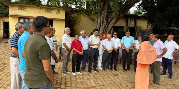 jamshedpur kaliadih gaushala-कालियाडीह गौशाला पहुंचे संत ग्वाल श्री जी महाराज, बोले- “गौसेवा की यह सुदृढ़ व्यवस्था अनुकरणीय”, अपने हाथों से गौवंश को खिलाई हरी सब्जियां, फल और गुड़, सेवा व्यवस्था का लिया जायजा, 7 दिनों के लिए विशेषज्ञ प्रशिक्षक भेजने की घोषणा jamshedpur kaliadih gaushala-कालियाडीह गौशाला पहुंचे संत ग्वाल श्री जी महाराज, बोले- “गौसेवा की यह सुदृढ़ व्यवस्था अनुकरणीय”, अपने हाथों से गौवंश को खिलाई हरी सब्जियां, फल और गुड़, सेवा व्यवस्था का लिया जायजा, 7 दिनों के लिए विशेषज्ञ प्रशिक्षक भेजने की घोषणा