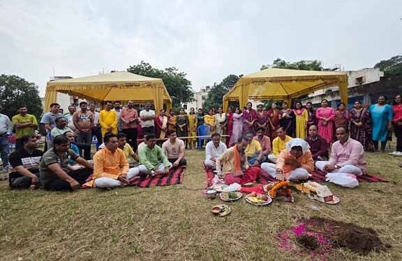 adityapur bhumi pujan-आदित्यपुर प्रकृति विहार में दुर्गा पूजा की तैयारियों का शुभारंभ, भूमि पूजन संपन्न, भव्य बनेगा पूजा पंडाल adityapur bhumi pujan-आदित्यपुर प्रकृति विहार में दुर्गा पूजा की तैयारियों का शुभारंभ, भूमि पूजन संपन्न, भव्य बनेगा पूजा पंडाल