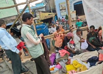 jamshedpur prochesta group- बिरसानगर हाट में दुर्गा पूजा से पहले प्रोचेष्टा ग्रुप ने गरीब सब्जी विक्रेताओं के बीच बांटे वस्त्र jamshedpur prochesta group- बिरसानगर हाट में दुर्गा पूजा से पहले प्रोचेष्टा ग्रुप ने गरीब सब्जी विक्रेताओं के बीच बांटे वस्त्र