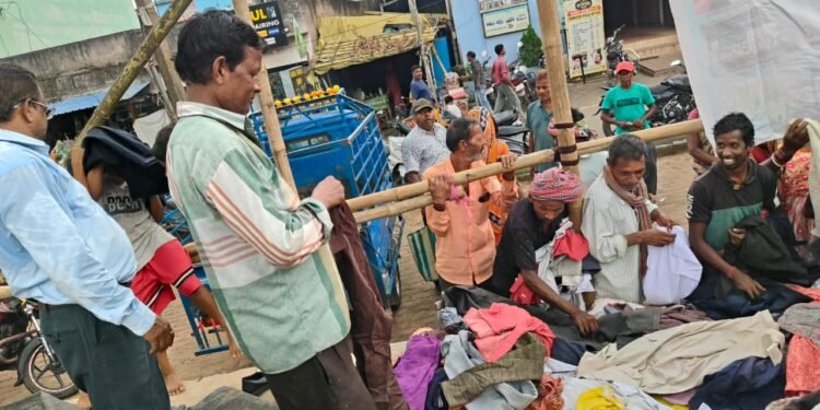 jamshedpur prochesta group- बिरसानगर हाट में दुर्गा पूजा से पहले प्रोचेष्टा ग्रुप ने गरीब सब्जी विक्रेताओं के बीच बांटे वस्त्र jamshedpur prochesta group- बिरसानगर हाट में दुर्गा पूजा से पहले प्रोचेष्टा ग्रुप ने गरीब सब्जी विक्रेताओं के बीच बांटे वस्त्र