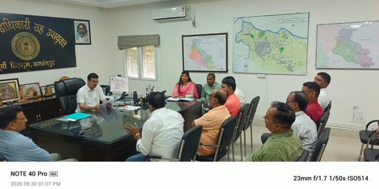 jamshedpur hindu jagran manch : हिंदू जागरण मंच पहुंचा डीसी ऑफिस, जमशेदपुर की विधि व्यवस्था को लेकर सौंपा मांग पत्र