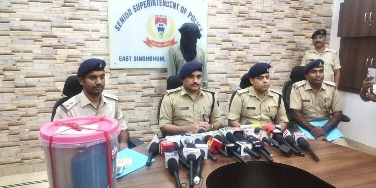 jamshedpur police success- जुगसलाई पुलिस को मिली बड़ी सफलता, घोड़ा चौक के पास 17 किलो गांजा के साथ युवक को धर दबोचा, सूटकेस, पिट्ठू बैग व आई फोन बरामद, बिहार के भोजपुर जिले का रहने वाला है युवक, देखिए video jamshedpur police success- जुगसलाई पुलिस को मिली बड़ी सफलता, घोड़ा चौक के पास 17 किलो गांजा के साथ युवक को धर दबोचा, सूटकेस, पिट्ठू बैग व आई फोन बरामद, बिहार के भोजपुर जिले का रहने वाला है युवक, देखिए video