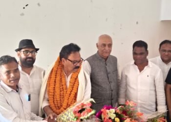 jamshedpur congress leaders in lohardaga : लोहरदगा में जमशेदपुर के कांग्रेस नेता अशोक चौधरी और विजय खां ने की संगठनात्मक बैठक, सांसद सुखदेव भगत रहे मौजूद
