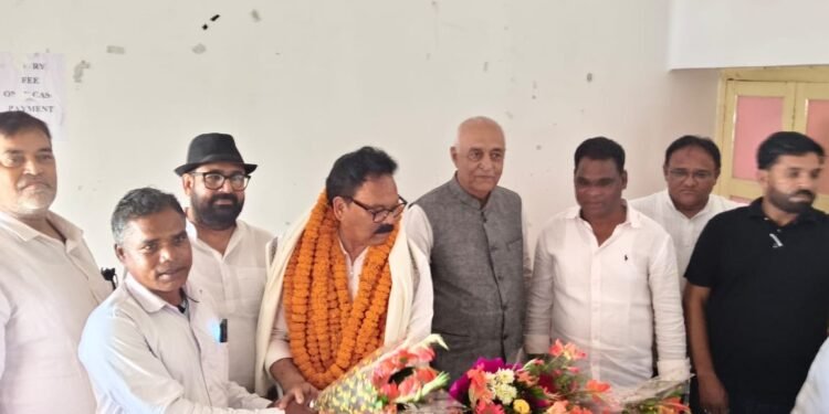 jamshedpur congress leaders in lohardaga : लोहरदगा में जमशेदपुर के कांग्रेस नेता अशोक चौधरी और विजय खां ने की संगठनात्मक बैठक, सांसद सुखदेव भगत रहे मौजूद jamshedpur congress leaders in lohardaga : लोहरदगा में जमशेदपुर के कांग्रेस नेता अशोक चौधरी और विजय खां ने की संगठनात्मक बैठक, सांसद सुखदेव भगत रहे मौजूद