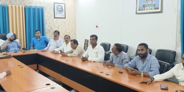 jamshedpur congress : पूर्वी सिंहभूम जिला कांग्रेस कमेटी की तैयारी बैठक संपन्न, 26 सितंबर को राजभवन घेराव में जमशेदपुर से हजारों कार्यकर्ताओं के रांची कूच का निर्णय