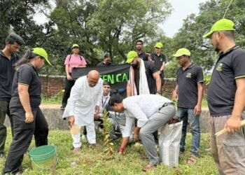 jamshedpur plantation – बागबेड़ा वायरलेस मैदान में पौधरोपण अभियान, 150 से अधिक पौधे लगाए गए, पर्यावरण संरक्षण का दिया संदेश jamshedpur plantation – बागबेड़ा वायरलेस मैदान में पौधरोपण अभियान, 150 से अधिक पौधे लगाए गए, पर्यावरण संरक्षण का दिया संदेश