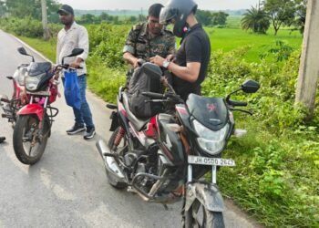 jamshedpur rural-चाकुलिया-धालभूमगढ़ मुख्य सड़क पर पुलिस ने चलाया वाहन जांच अभियान jamshedpur rural-चाकुलिया-धालभूमगढ़ मुख्य सड़क पर पुलिस ने चलाया वाहन जांच अभियान