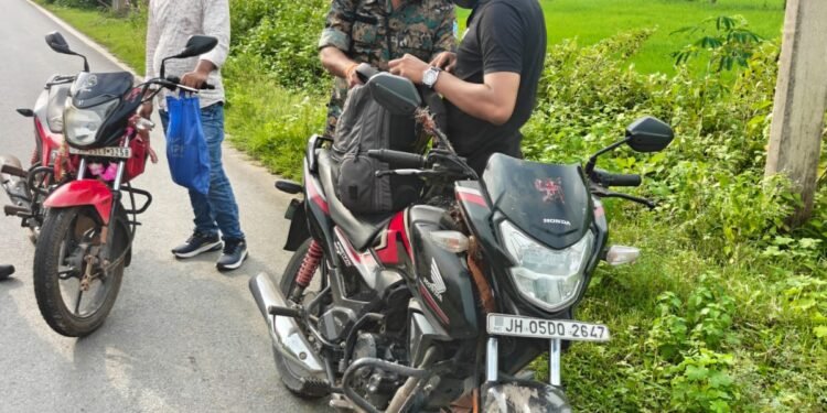 jamshedpur rural-चाकुलिया-धालभूमगढ़ मुख्य सड़क पर पुलिस ने चलाया वाहन जांच अभियान jamshedpur rural-चाकुलिया-धालभूमगढ़ मुख्य सड़क पर पुलिस ने चलाया वाहन जांच अभियान