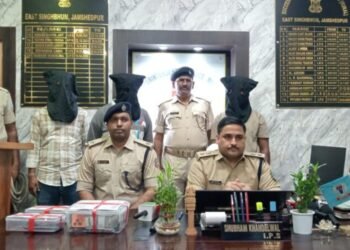 jamshedpur police success- जुआ व लॉटरी के खिलाफ पुलिस की कार्रवाई, एमजीएम थाना क्षेत्र के सिमुलडांगा मे आनलाइन जुआ खेलाते तीन युवक गिरफ्तार, एक लाख नकद, दो आईफोन, चार मोबाइल, कार व सोने- चांदी के आभूषण बरामद