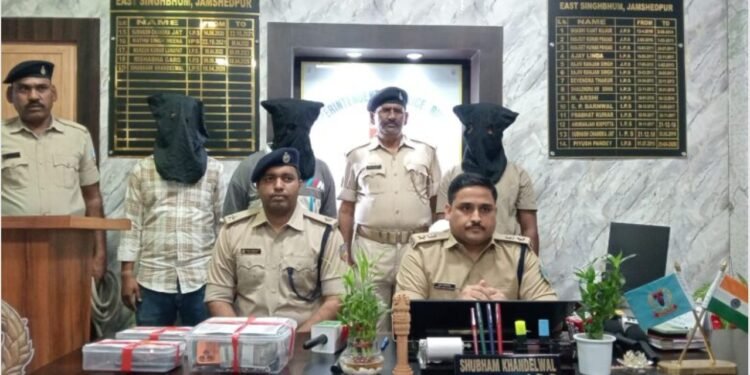 jamshedpur police success- जुआ व लॉटरी के खिलाफ पुलिस की कार्रवाई, एमजीएम थाना क्षेत्र के सिमुलडांगा मे आनलाइन जुआ खेलाते तीन युवक गिरफ्तार, एक लाख नकद, दो आईफोन, चार मोबाइल, कार व सोने- चांदी के आभूषण बरामद jamshedpur police success- जुआ व लॉटरी के खिलाफ पुलिस की कार्रवाई, एमजीएम थाना क्षेत्र के सिमुलडांगा मे आनलाइन जुआ खेलाते तीन युवक गिरफ्तार, एक लाख नकद, दो आईफोन, चार मोबाइल, कार व सोने- चांदी के आभूषण बरामद