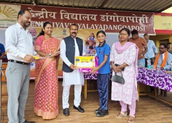 west singhbhum kv danguwaposi- बच्चे ही विकसित और आत्मनिर्भर भारत की मजबूत नींव : मधु कोड़ा,विकसित भारत के संकल्प में जनभागीदारी जरूरी : गीता कोड़ा,प्रतियोगिताओं से बच्चों में आत्मविश्वास और प्रतिभा का विकास : प्राचार्य west singhbhum kv danguwaposi- बच्चे ही विकसित और आत्मनिर्भर भारत की मजबूत नींव : मधु कोड़ा,विकसित भारत के संकल्प में जनभागीदारी जरूरी : गीता कोड़ा,प्रतियोगिताओं से बच्चों में आत्मविश्वास और प्रतिभा का विकास : प्राचार्य