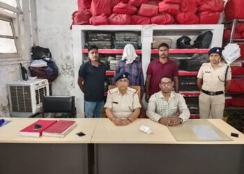 Tatanagar RPF-GRP success- टाटानगर आरपीएफ व जीआरपी को मिली सफलता, टाटानगर स्टेशन से मोबाइल चोर गिरफ्तार, चोरी का मोबाइल बरामद