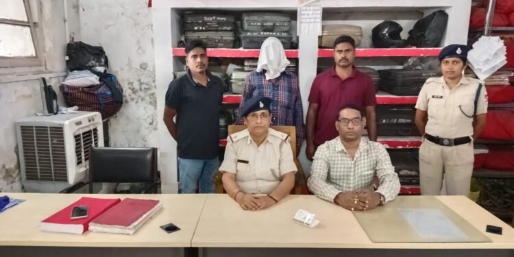 Tatanagar RPF-GRP success- टाटानगर आरपीएफ व जीआरपी को मिली सफलता, टाटानगर स्टेशन से मोबाइल चोर गिरफ्तार, चोरी का मोबाइल बरामद
