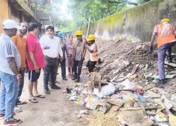 jamshedpur bjp bistupur : विश्व स्वच्छता दिवस पर बिष्टुपुर भाजपा ने चलाया स्वच्छता अभियान, “स्वच्छ बस्ती, स्वस्थ समाज और सुंदर भारत” के संकल्प को धरातल पर उतारा jamshedpur bjp bistupur : विश्व स्वच्छता दिवस पर बिष्टुपुर भाजपा ने चलाया स्वच्छता अभियान, “स्वच्छ बस्ती, स्वस्थ समाज और सुंदर भारत” के संकल्प को धरातल पर उतारा