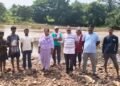 west singhbhum-प्रदूषण के कारण कारो नदी के पानी का रंग दिखने लगा काला, लोगों की बढ़ी चिंता, जिप सदस्य व मजदूर नेता ने किया नदी का निरीक्षण west singhbhum-प्रदूषण के कारण कारो नदी के पानी का रंग दिखने लगा काला, लोगों की बढ़ी चिंता, जिप सदस्य व मजदूर नेता ने किया नदी का निरीक्षण