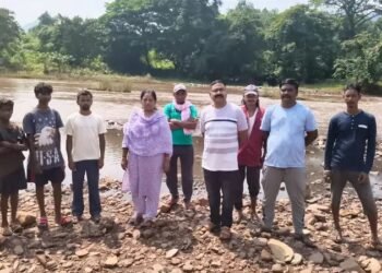 west singhbhum-प्रदूषण के कारण कारो नदी के पानी का रंग दिखने लगा काला, लोगों की बढ़ी चिंता, जिप सदस्य व मजदूर नेता ने किया नदी का निरीक्षण