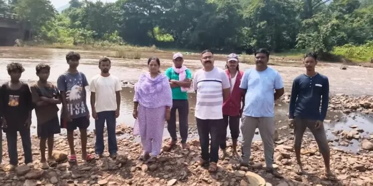 west singhbhum-प्रदूषण के कारण कारो नदी के पानी का रंग दिखने लगा काला, लोगों की बढ़ी चिंता, जिप सदस्य व मजदूर नेता ने किया नदी का निरीक्षण